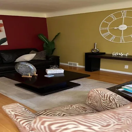 Nice Cozy Family-Sized Home In Quiet Neighborhood